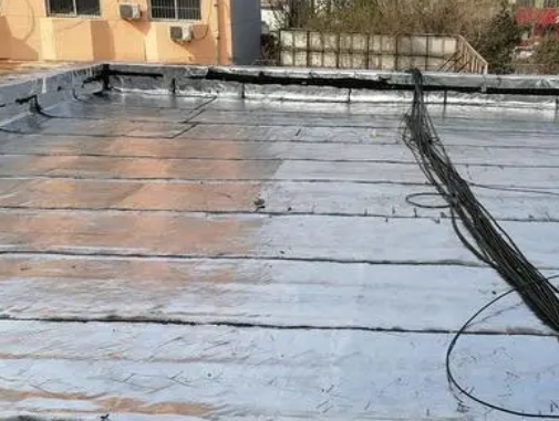 湖里卫生间漏水维修公司分享下湖里屋面楼顶防水刚性防水层施工要点。